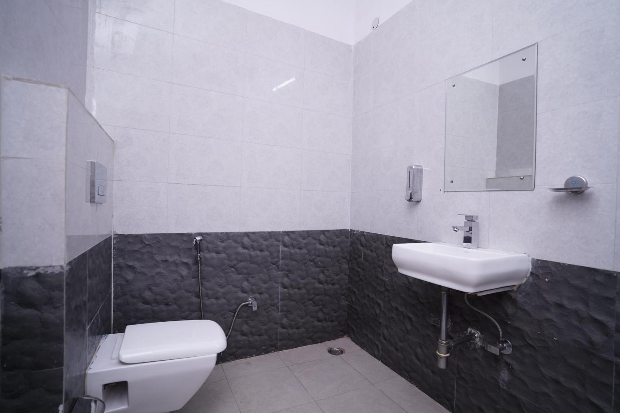 Lecston @yashobhoomi Dwarka Sector - 25 Metro Station 3*