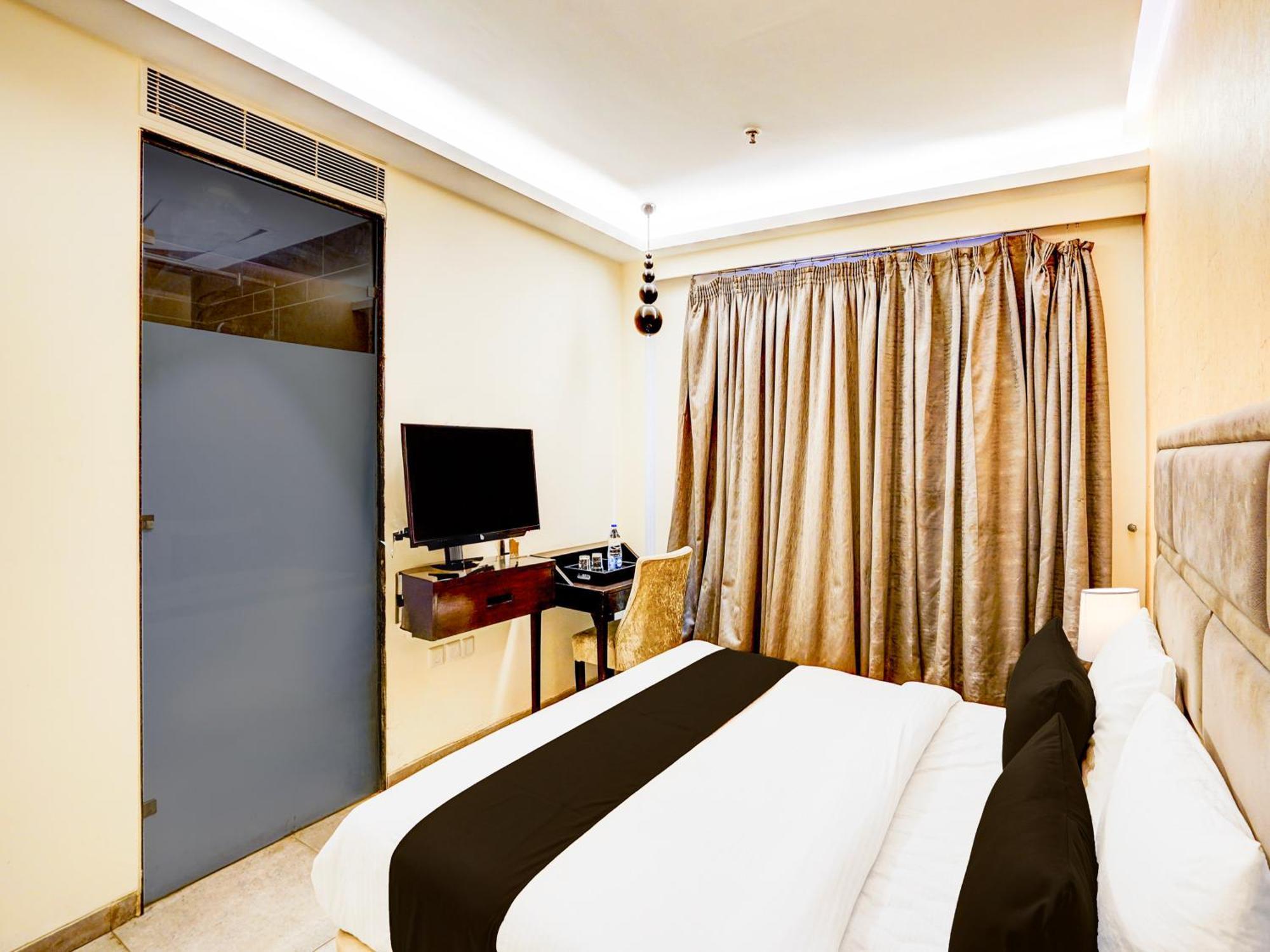 Super Townhouse Pitampura West Enclave Hotel 4*