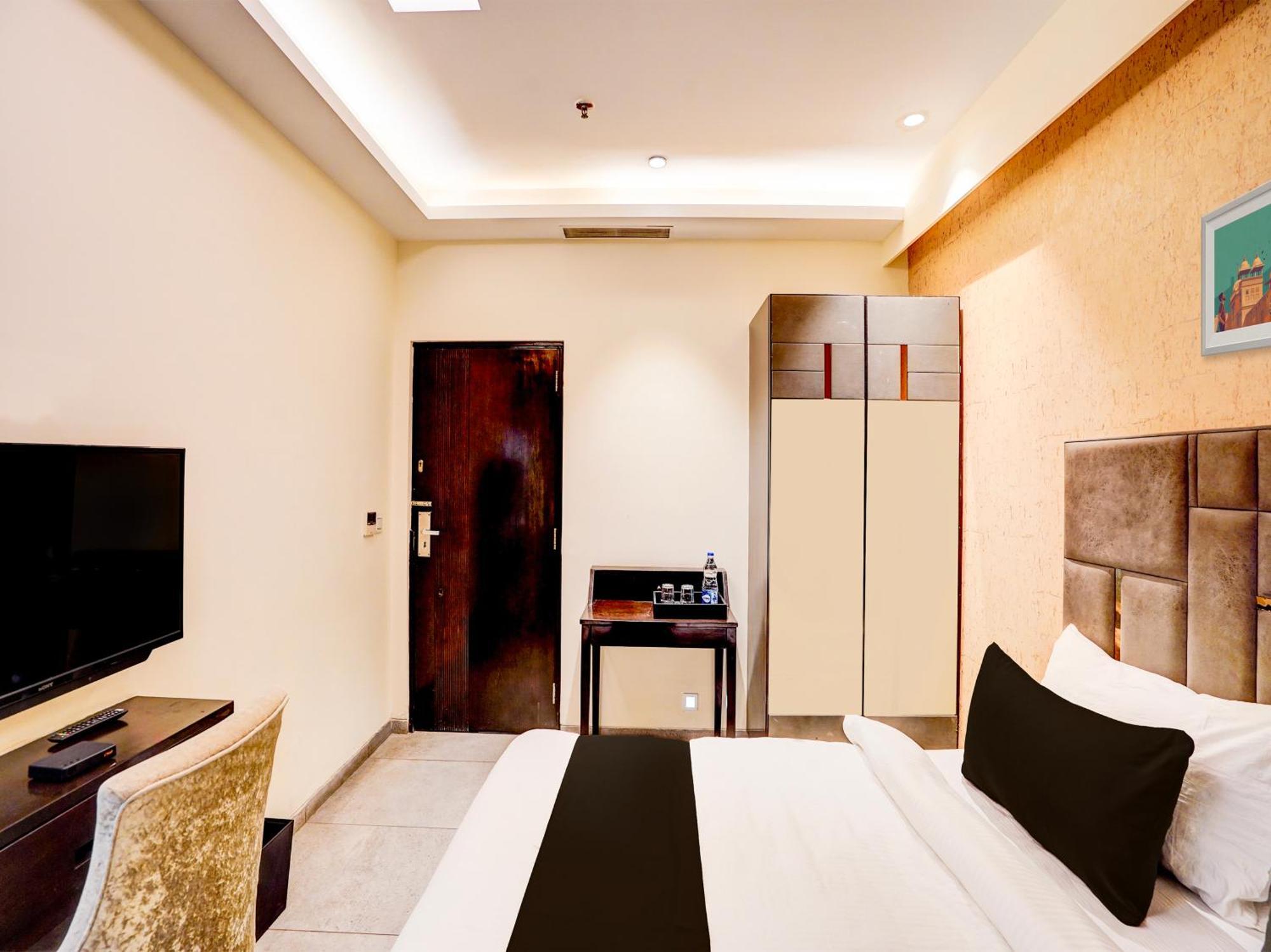 Super Townhouse Pitampura West Enclave