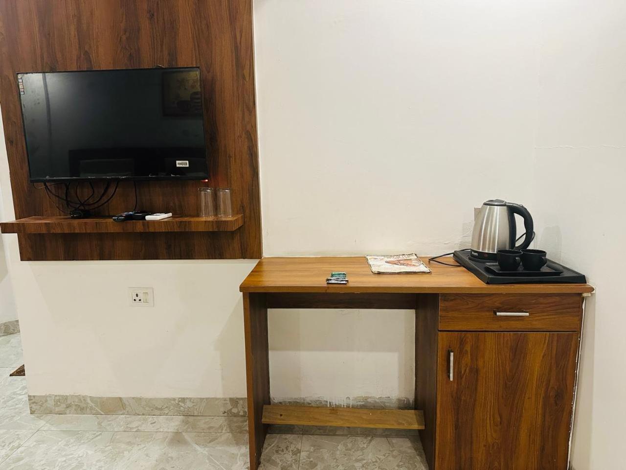 Hotel S R Plazaa