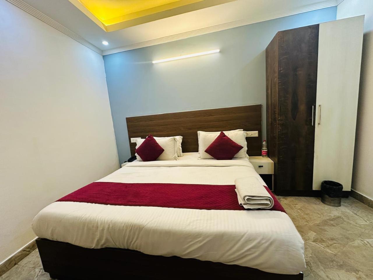 Hotel S R Plazaa