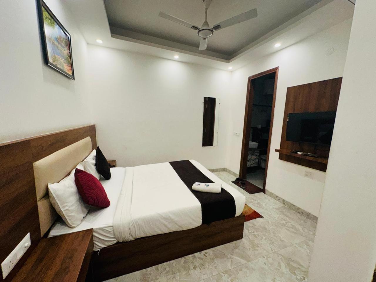 Hotel S R Plazaa 4*
