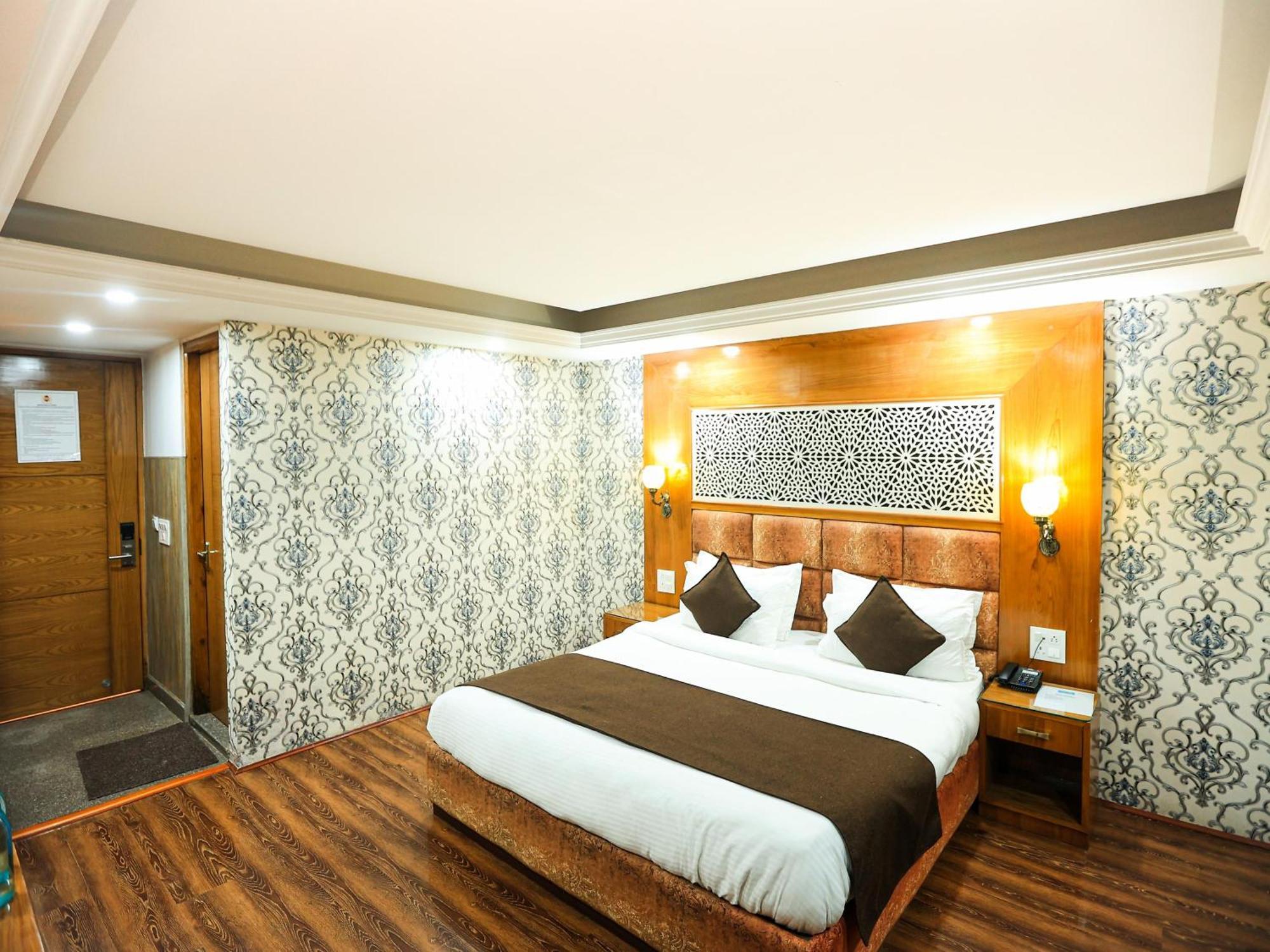 Plaza Near Igi 4* New Delhi