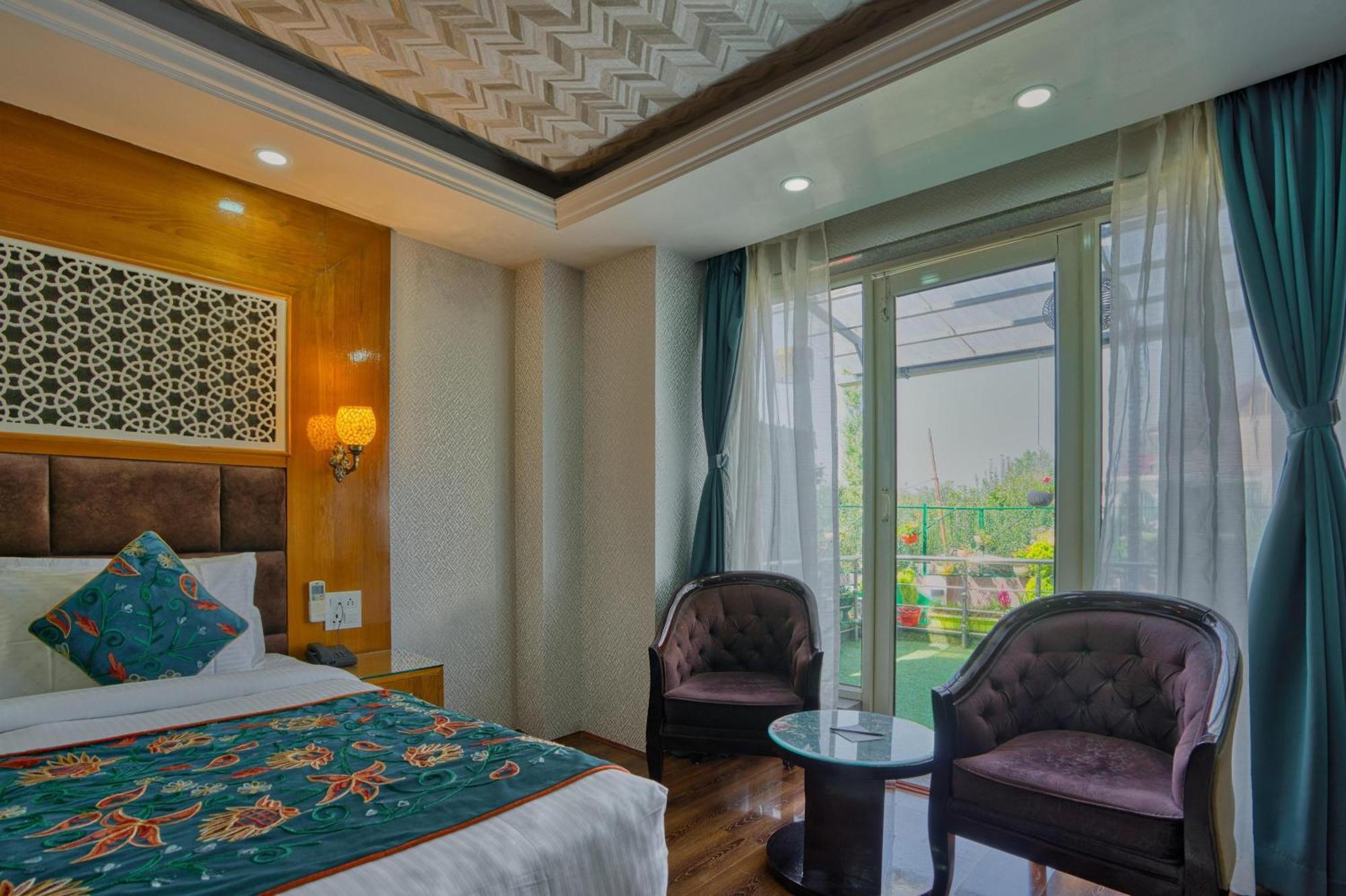 Plaza Near Igi 4* New Delhi