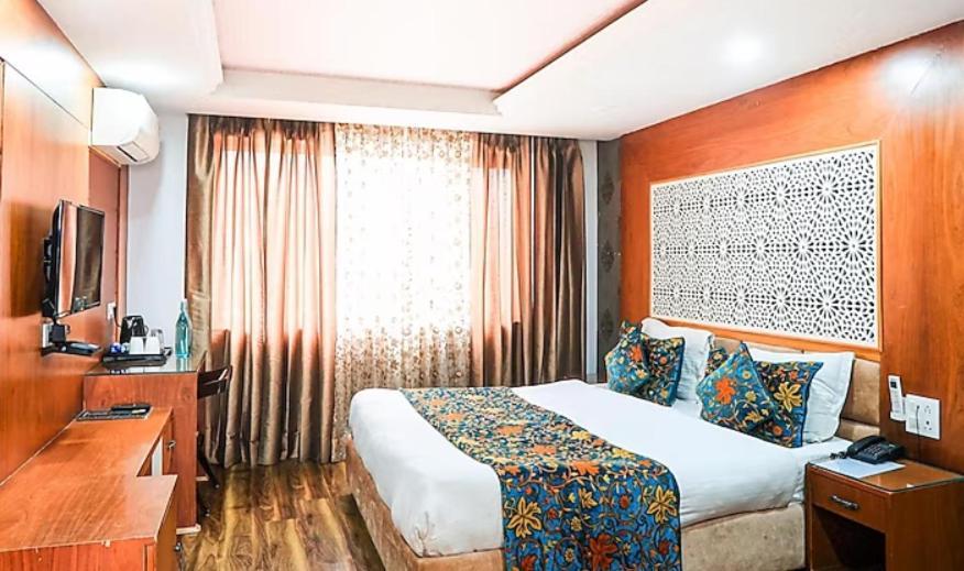 Plaza Near Igi 4* New Delhi