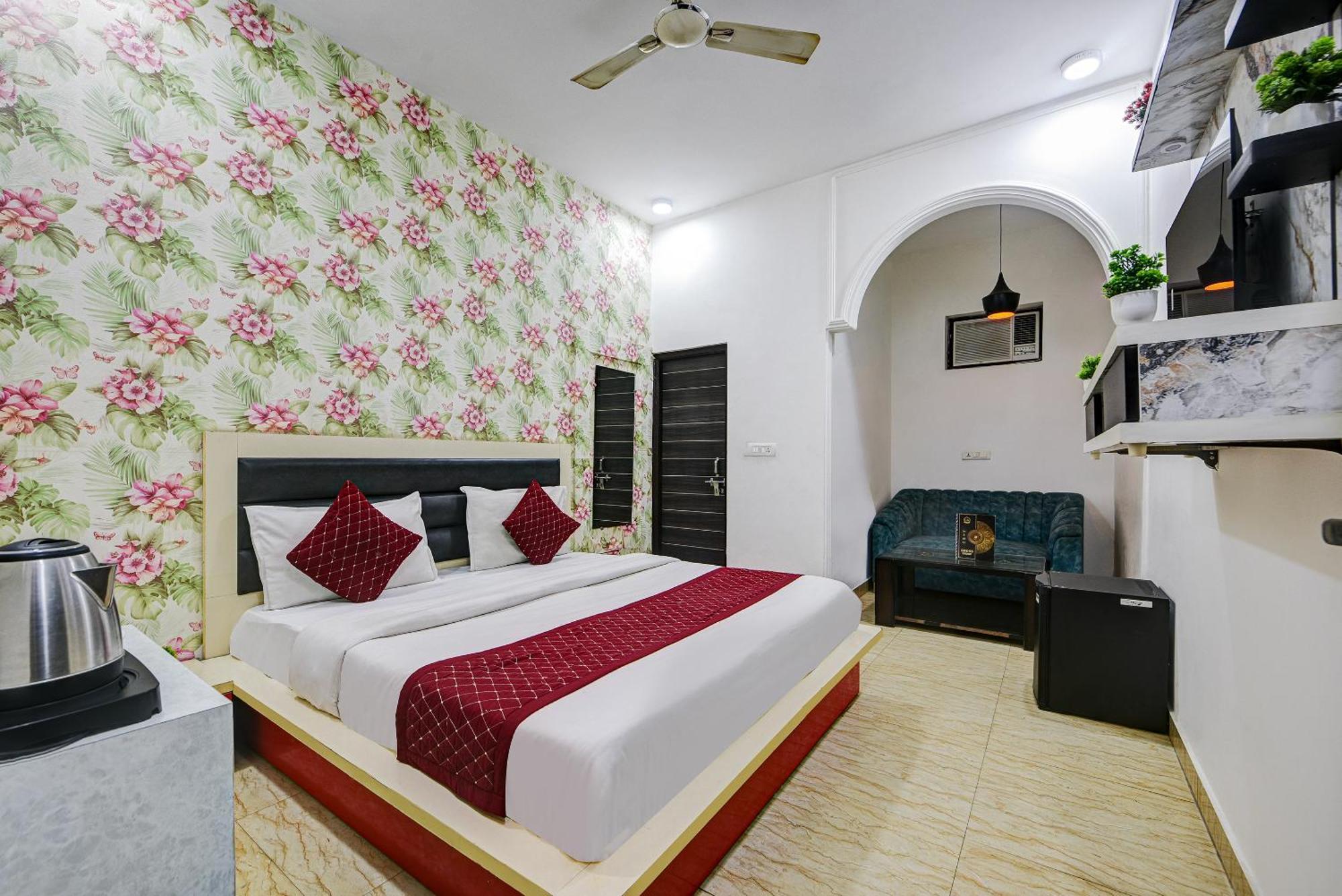 Hotel Costaa La Cage Near Delhi Airport By Gross Group 4*