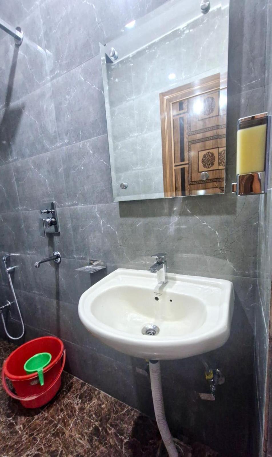 Atlas Near Igi Airport T3 Hospedagem domiciliar