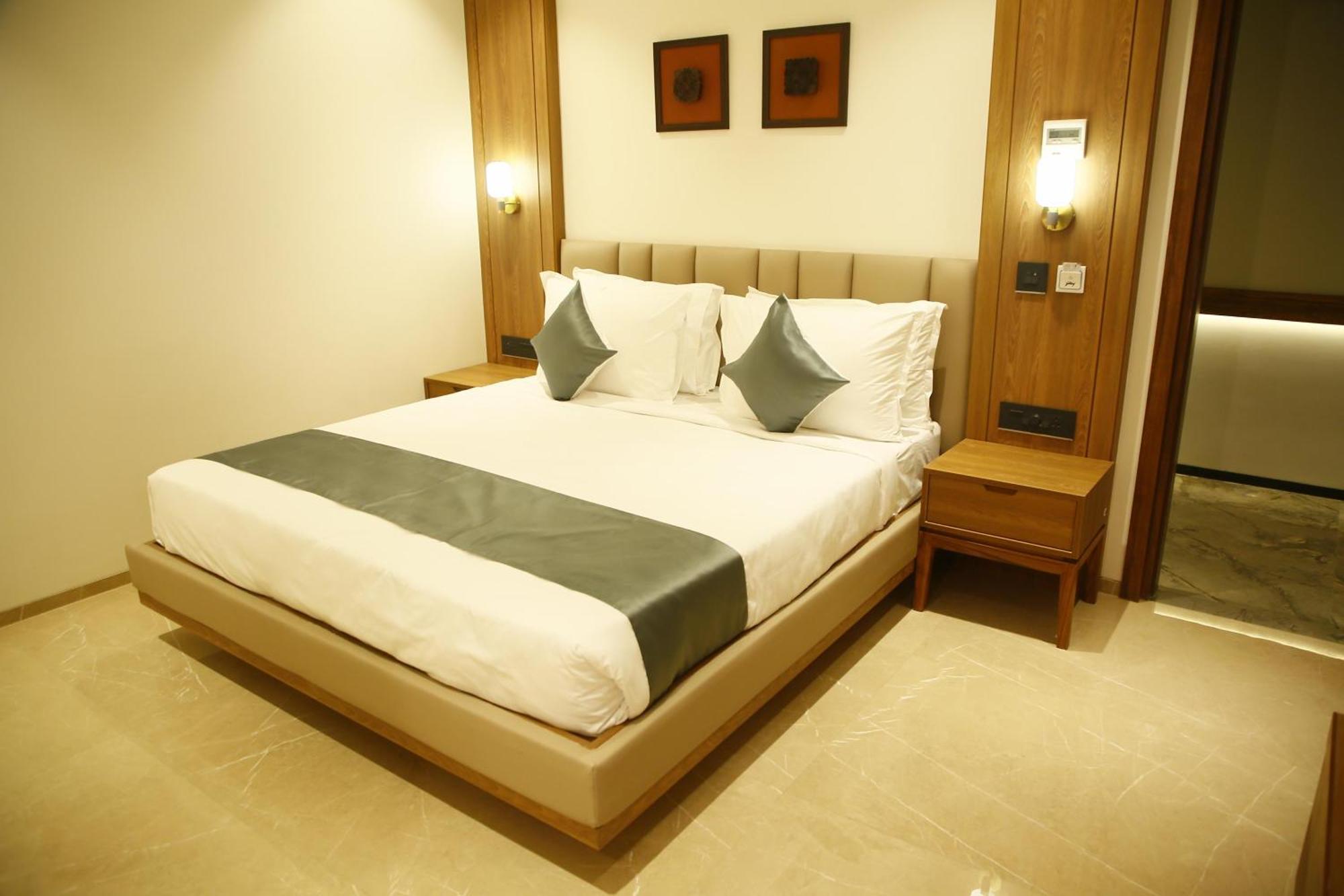 Hotel Tavish Near Delhi Airport 4*