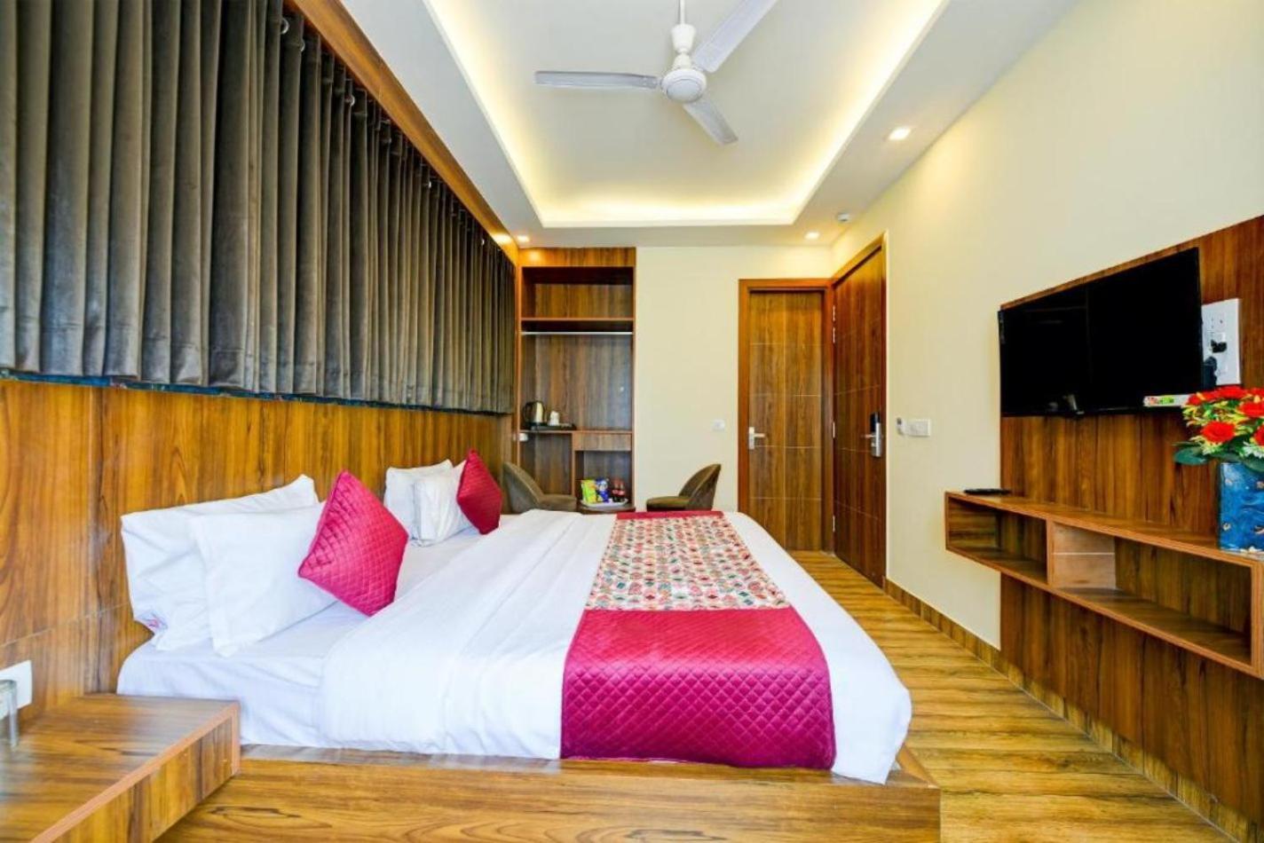 Hotel Rosewood A Family Near Delhi Airport Nova Deli