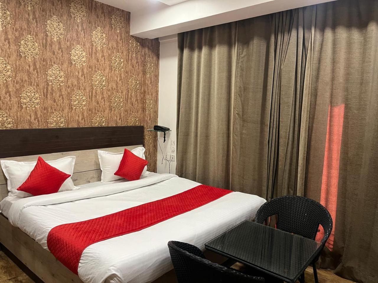 Hotel Aerostar Gold - Opposite Max Healthcare 3*