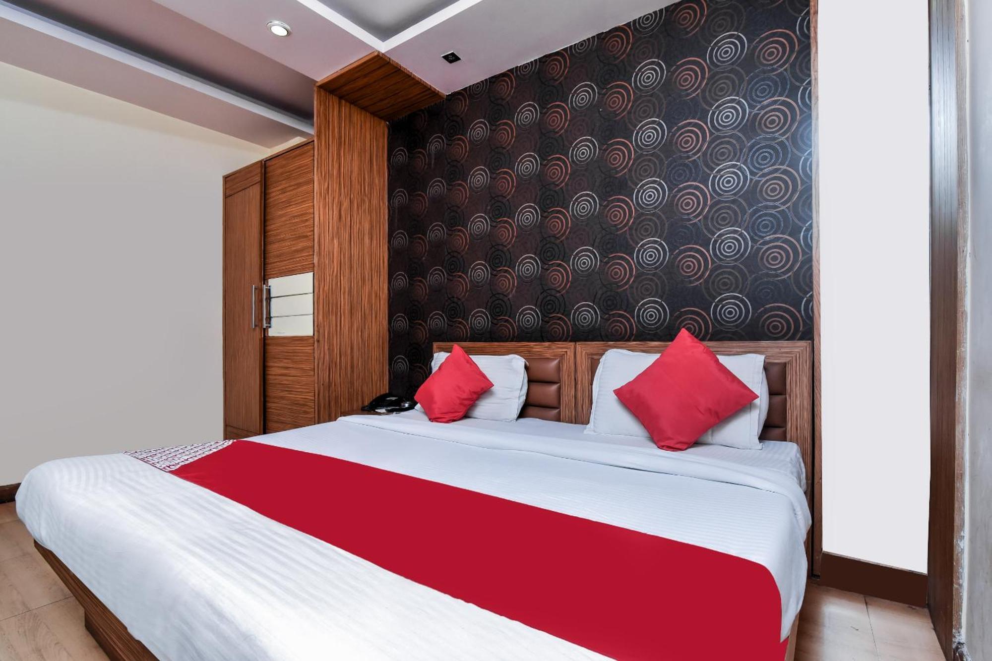 O Kochar Plaza Hotel 3*