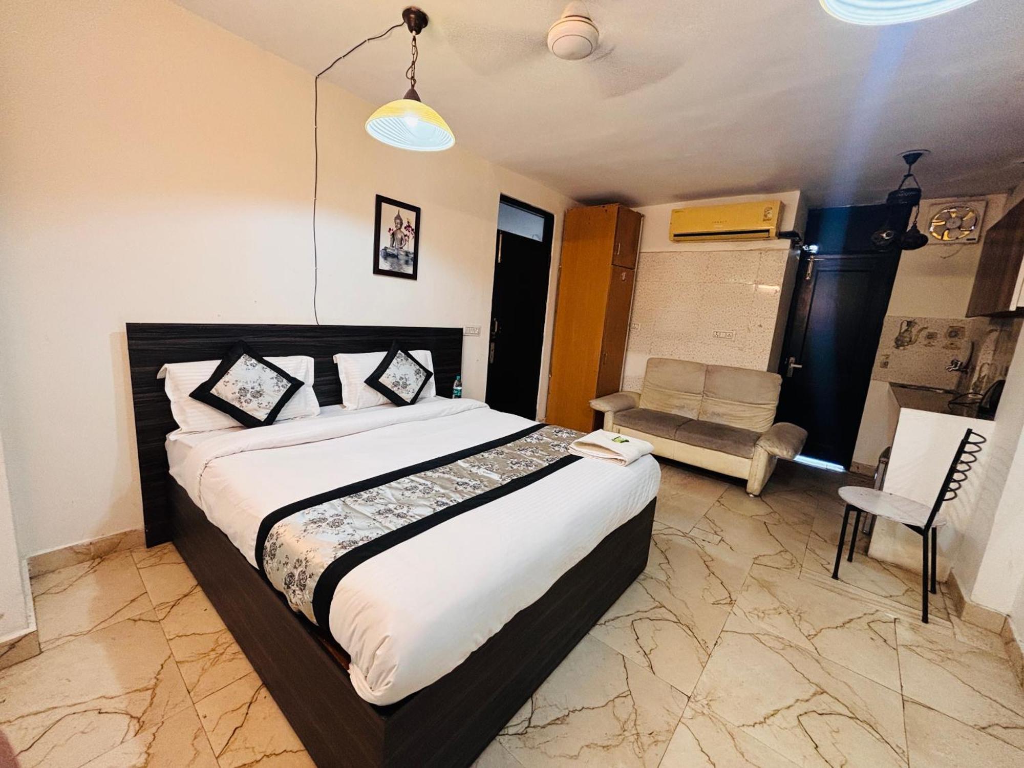Hauz Khas - Near And Hotel