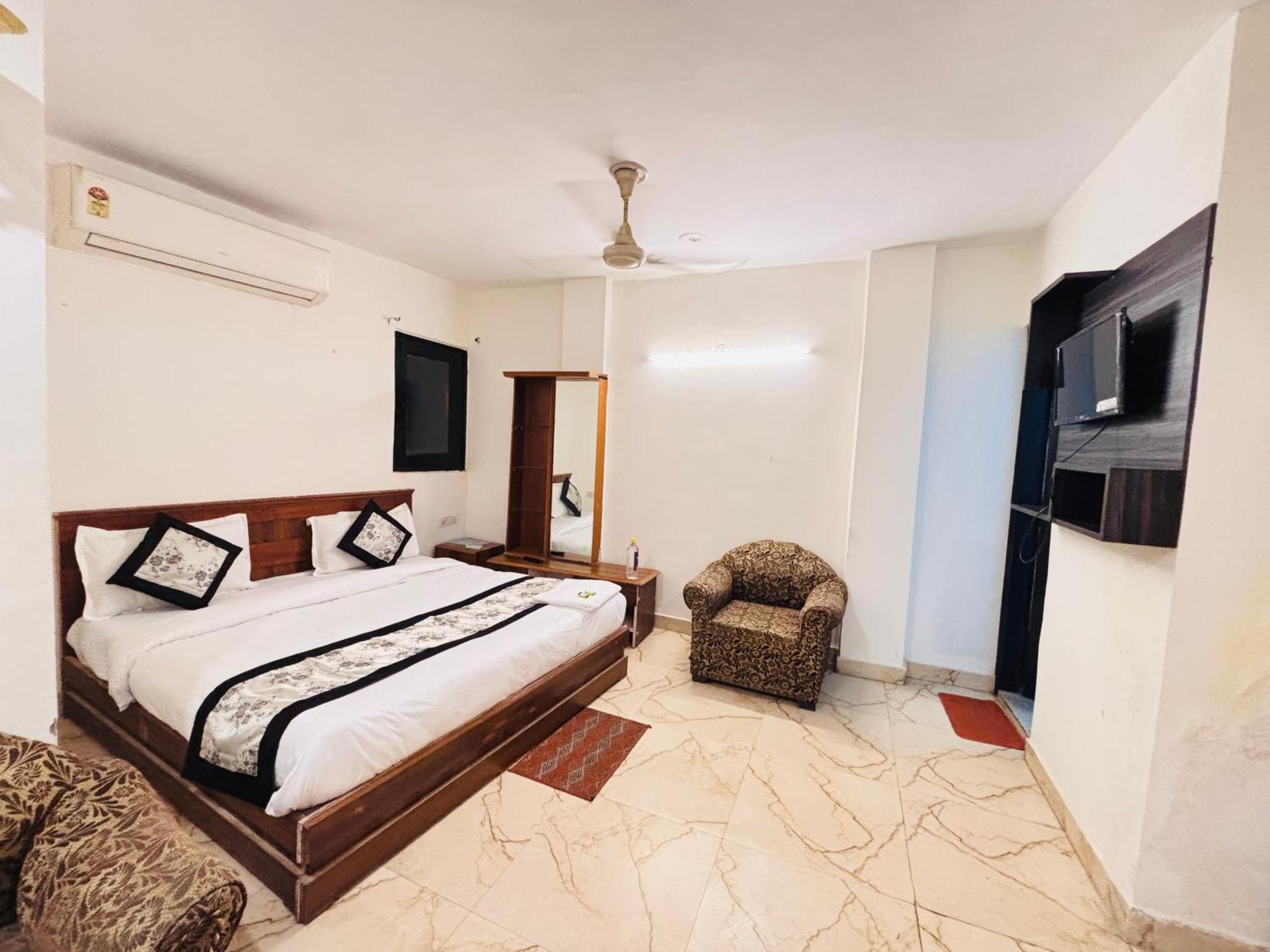 Hauz Khas - Near And Hotel *