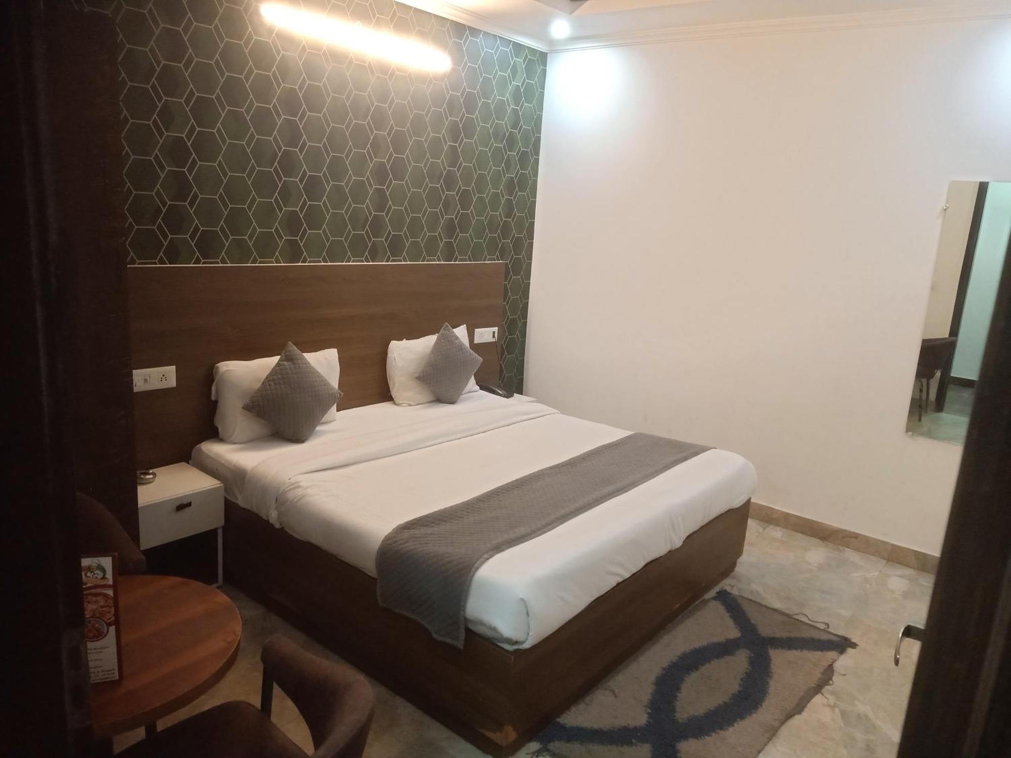 S R Plazaa Hotel