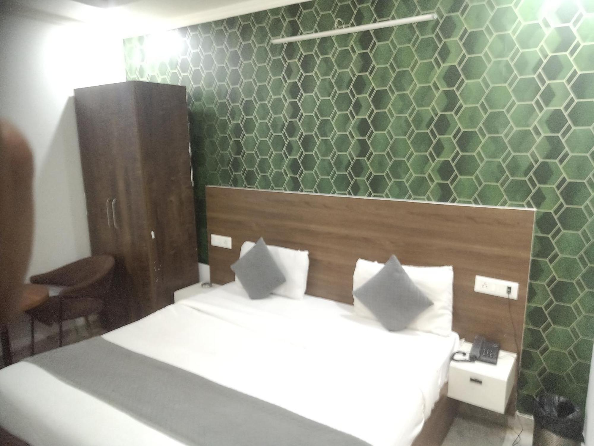 Hotel S R Plazaa