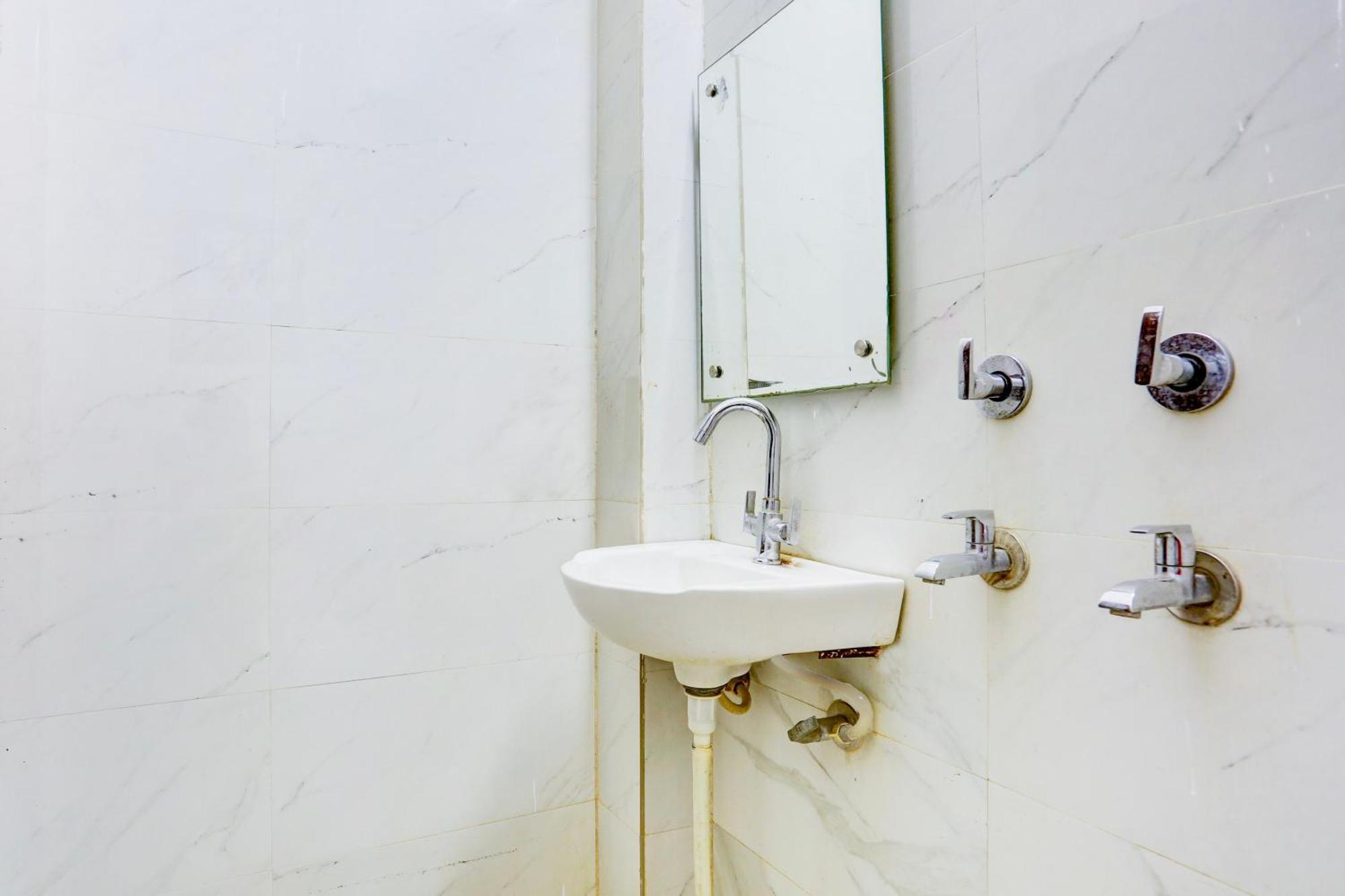 Oo Shyam Residency Near Samaypur Badli Metro Hotel