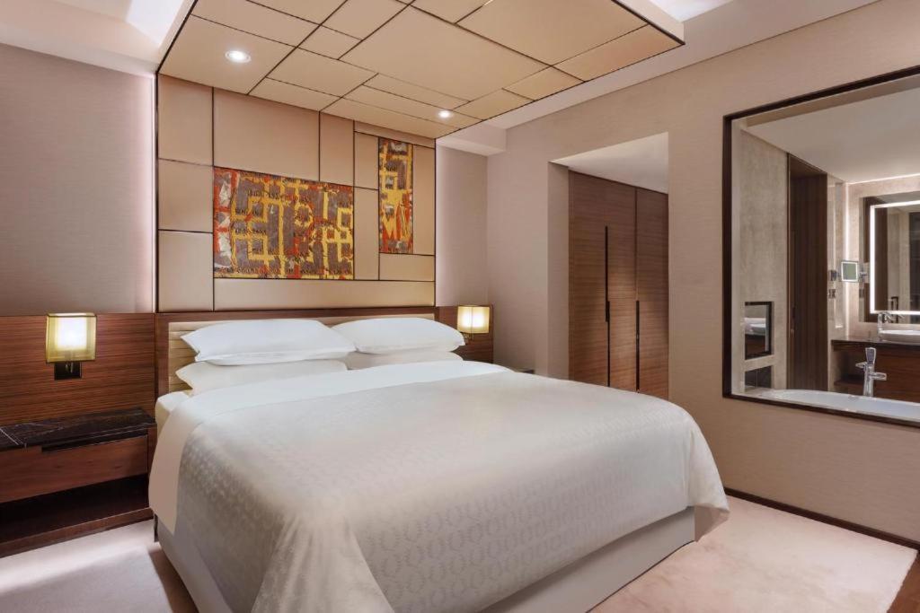 Gross Luxury Near Delji Airport Hotel