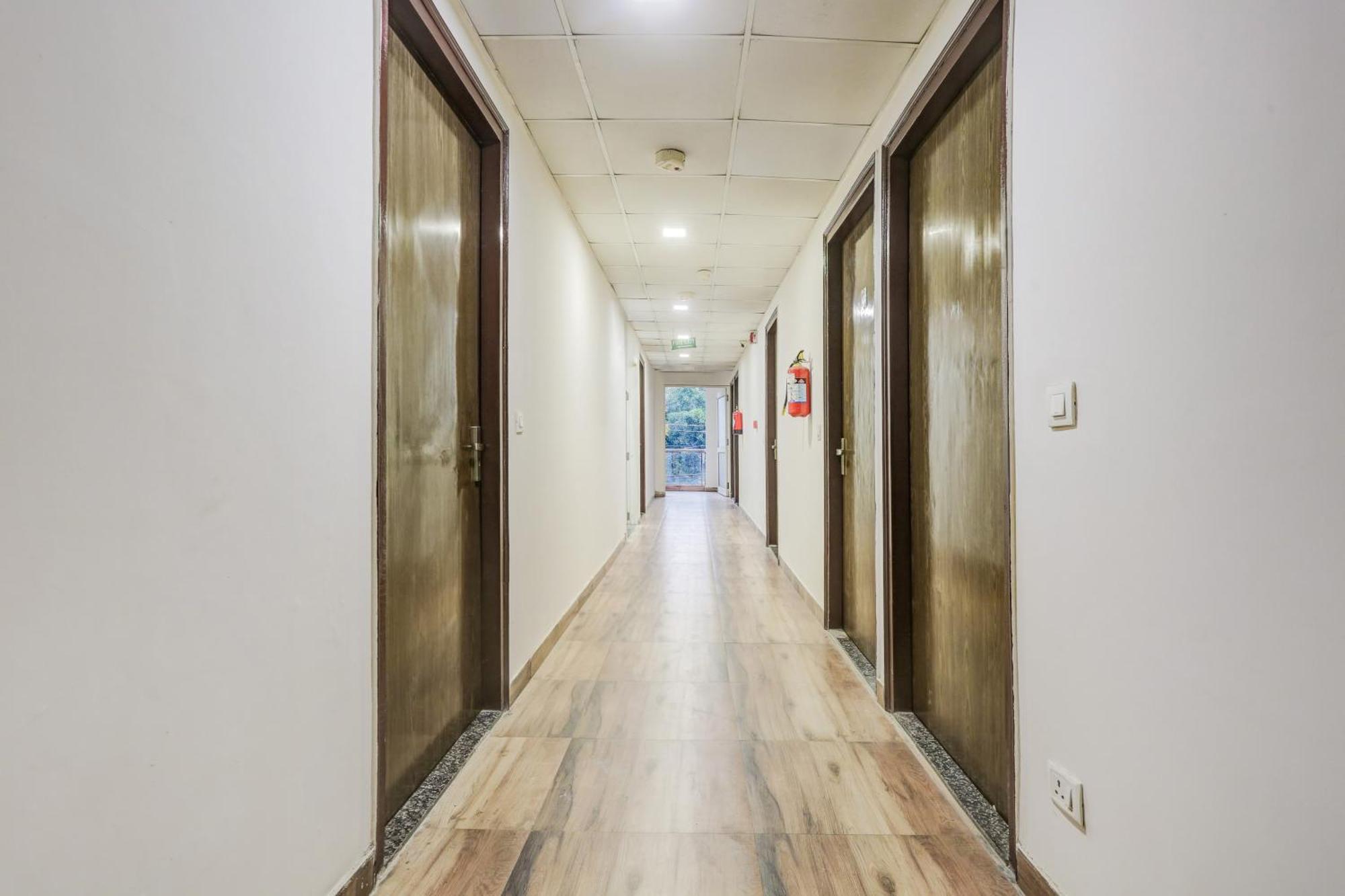 Super O Rohini Sector 20 Formerly Yellow Saffron Hotel 3*