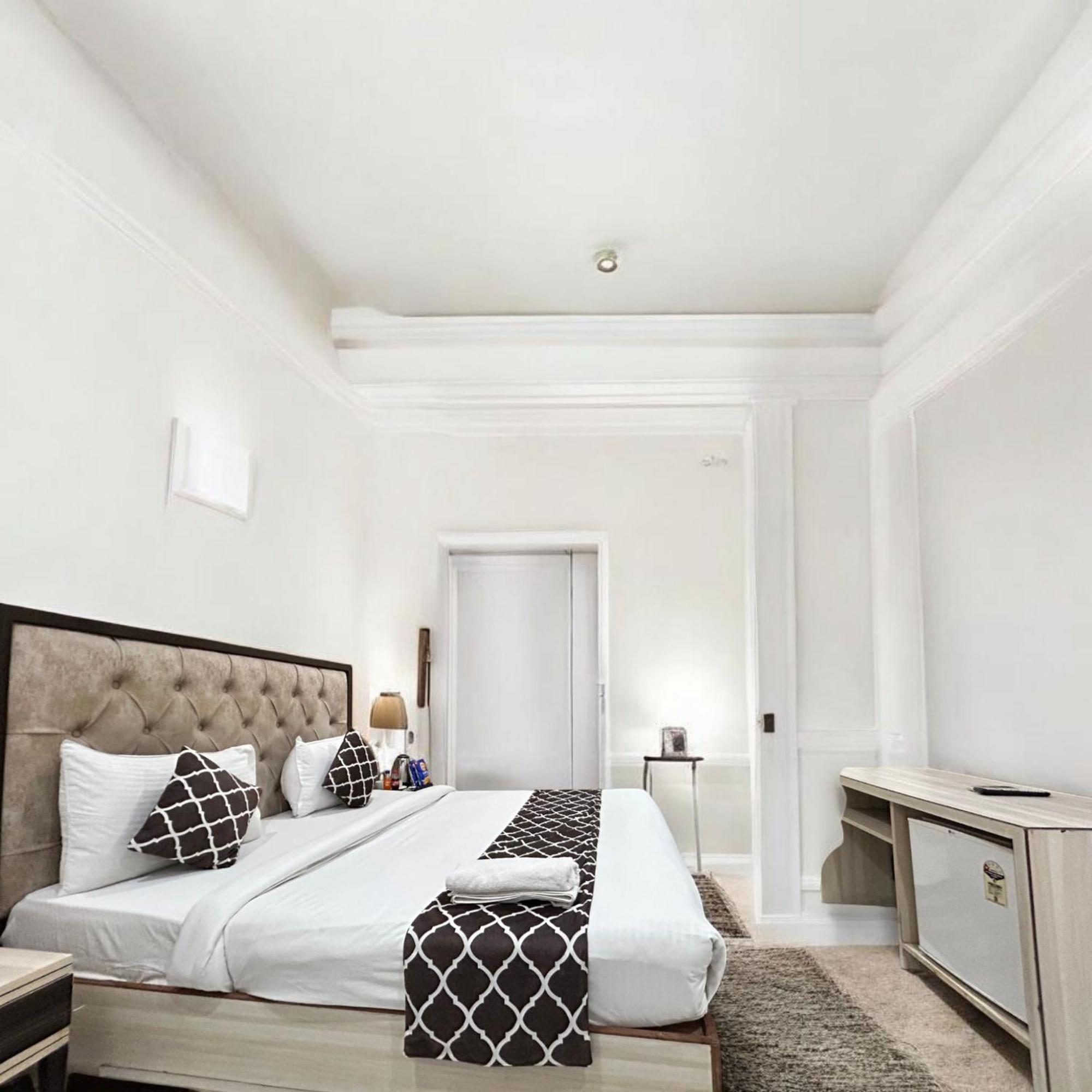 Almora Delhi International Airport With - Free Airport Drop Hotel 3*