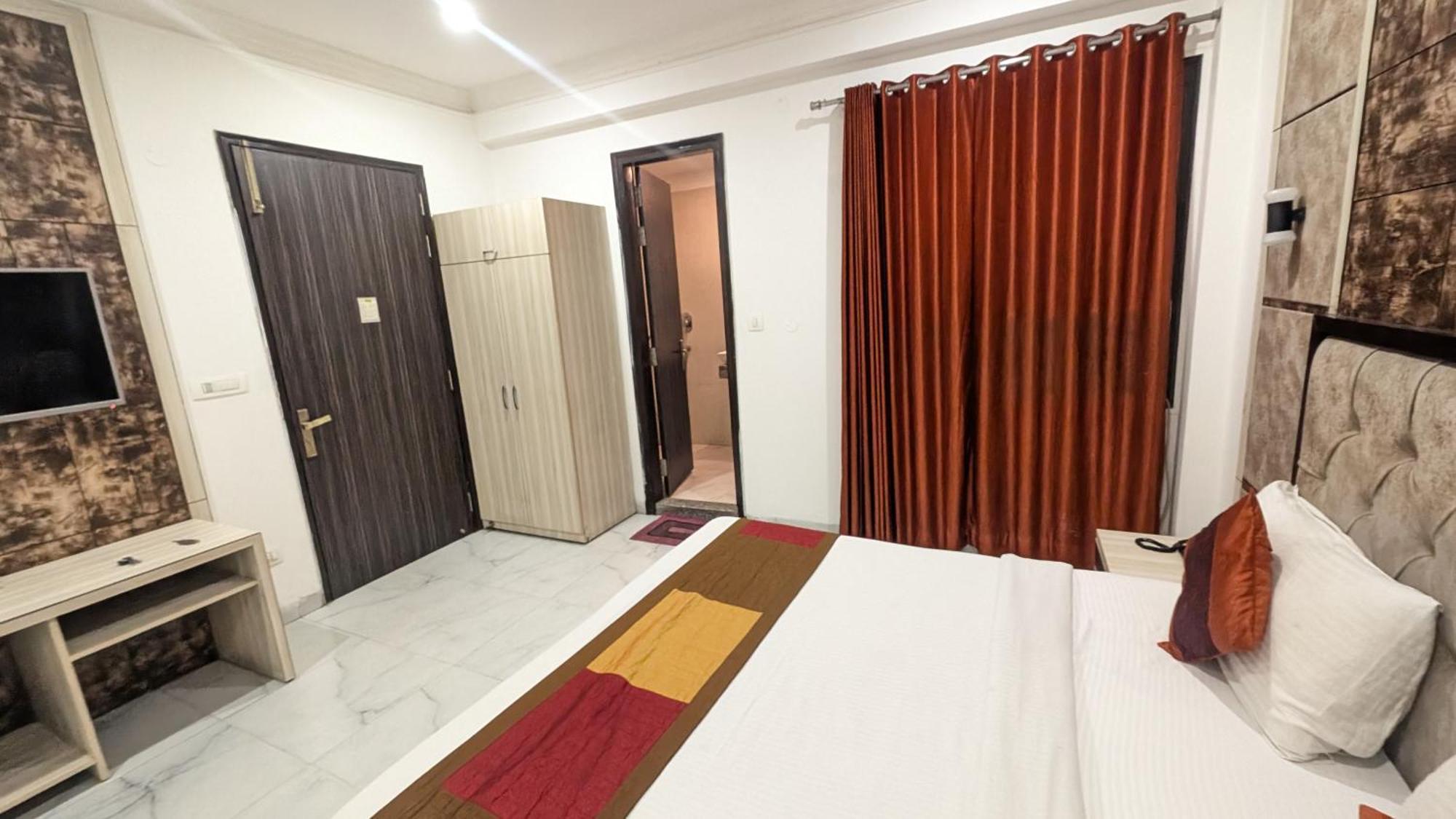 Almora Delhi International Airport With - Free Airport Drop Hotel 3*