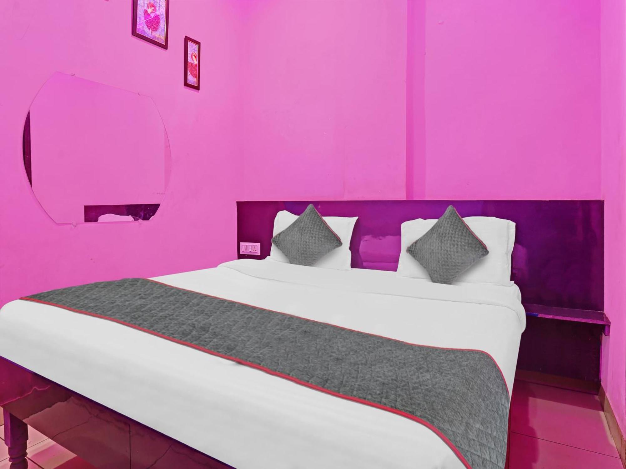 O Small Town Hotel Najafgarh
