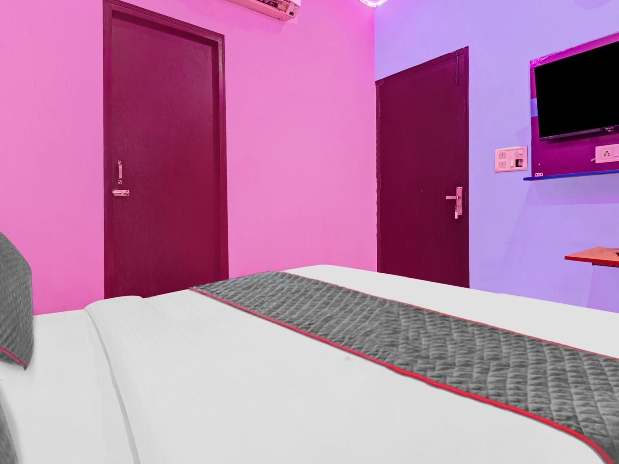 O Small Town Hotel Najafgarh