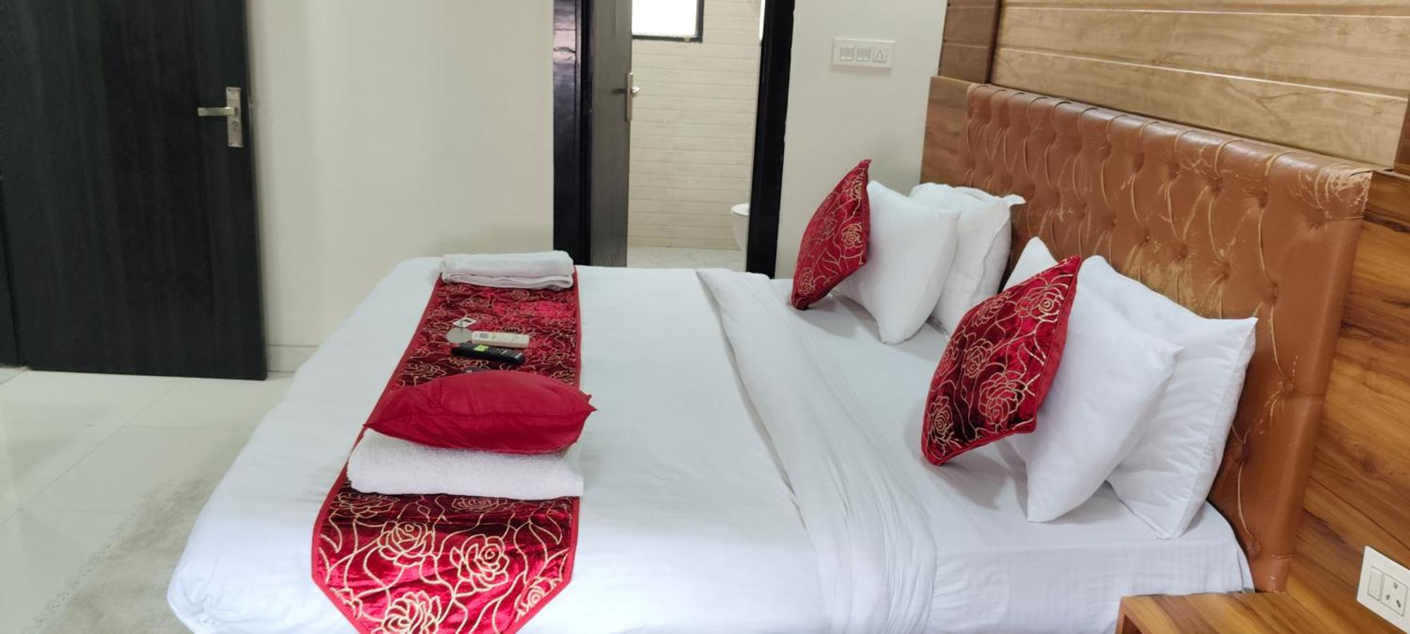 Paramont Airport 4*