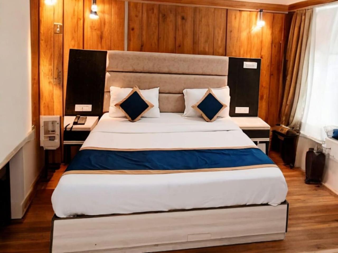 Hotel Almora Delhi International Airport With - Free Airport Drop 3*