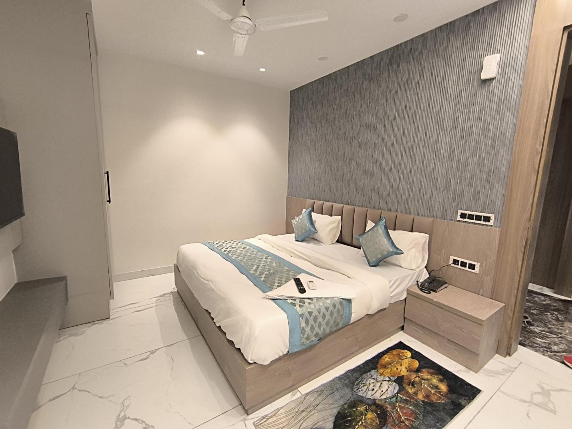 Super Hotel Royal Inn Satya Niketan - Couple Friendly Hotel New Delhi