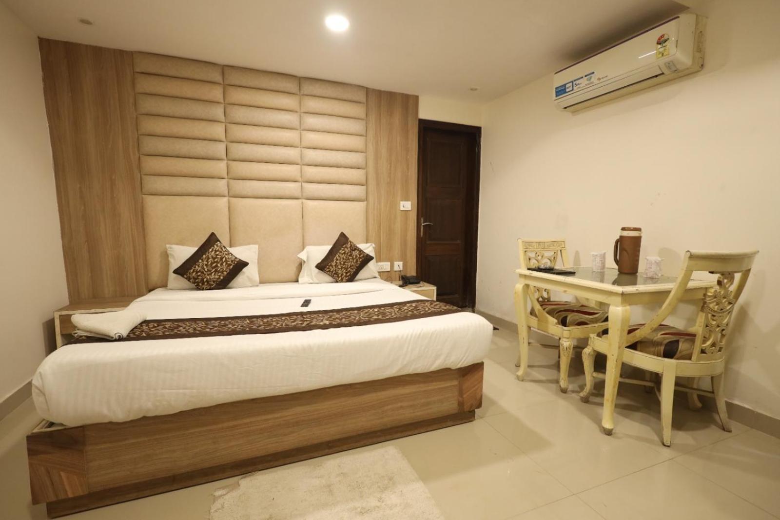 Paramont Airport 4*