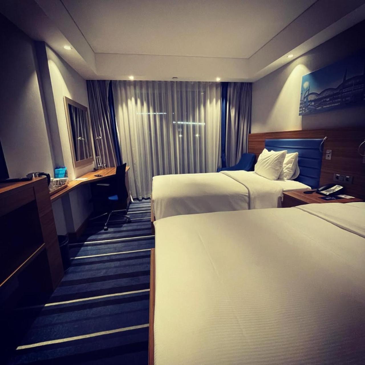 Hotel De Heaven Wood Near Igi Airport