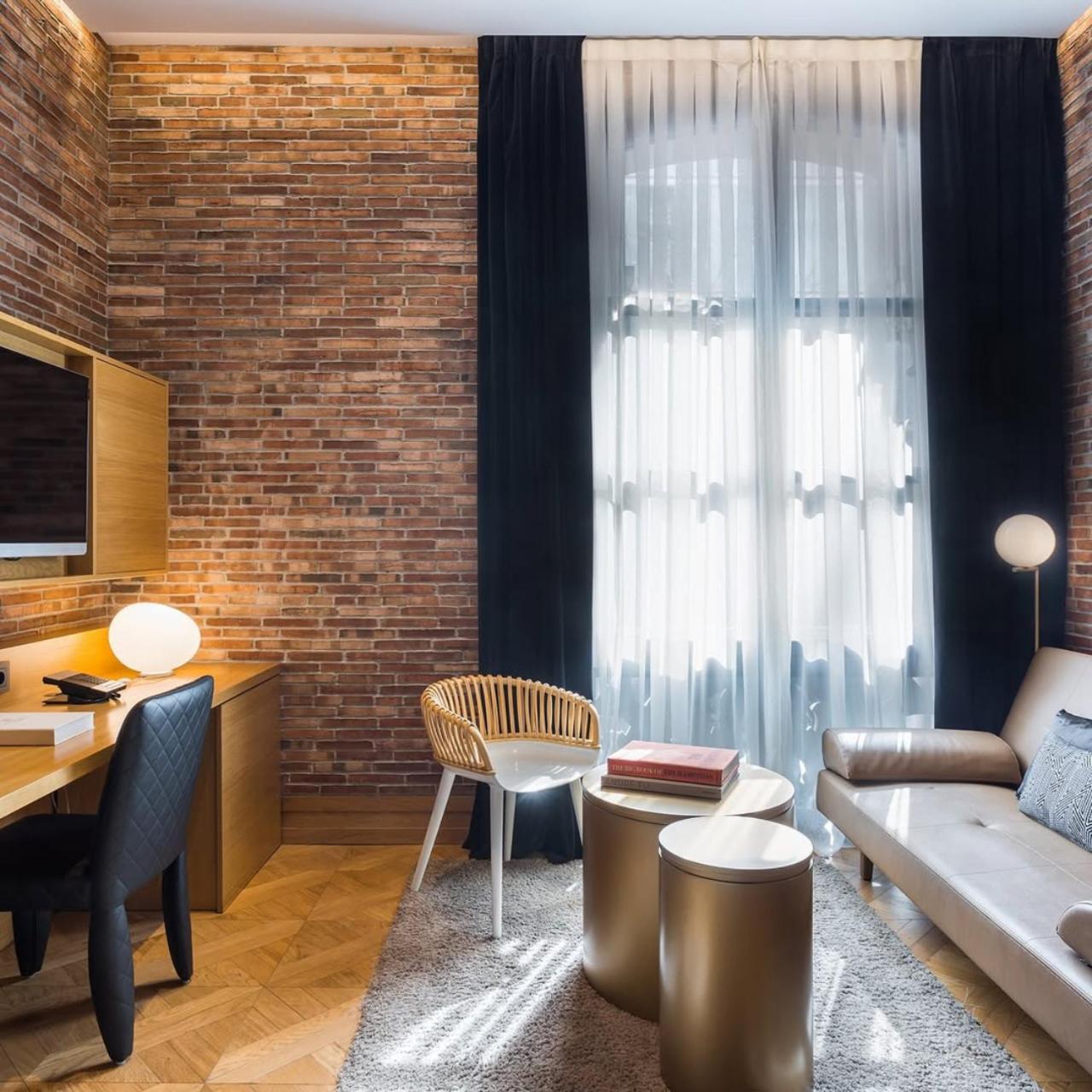 El De Empire Suite Near Delhi Airport 4*