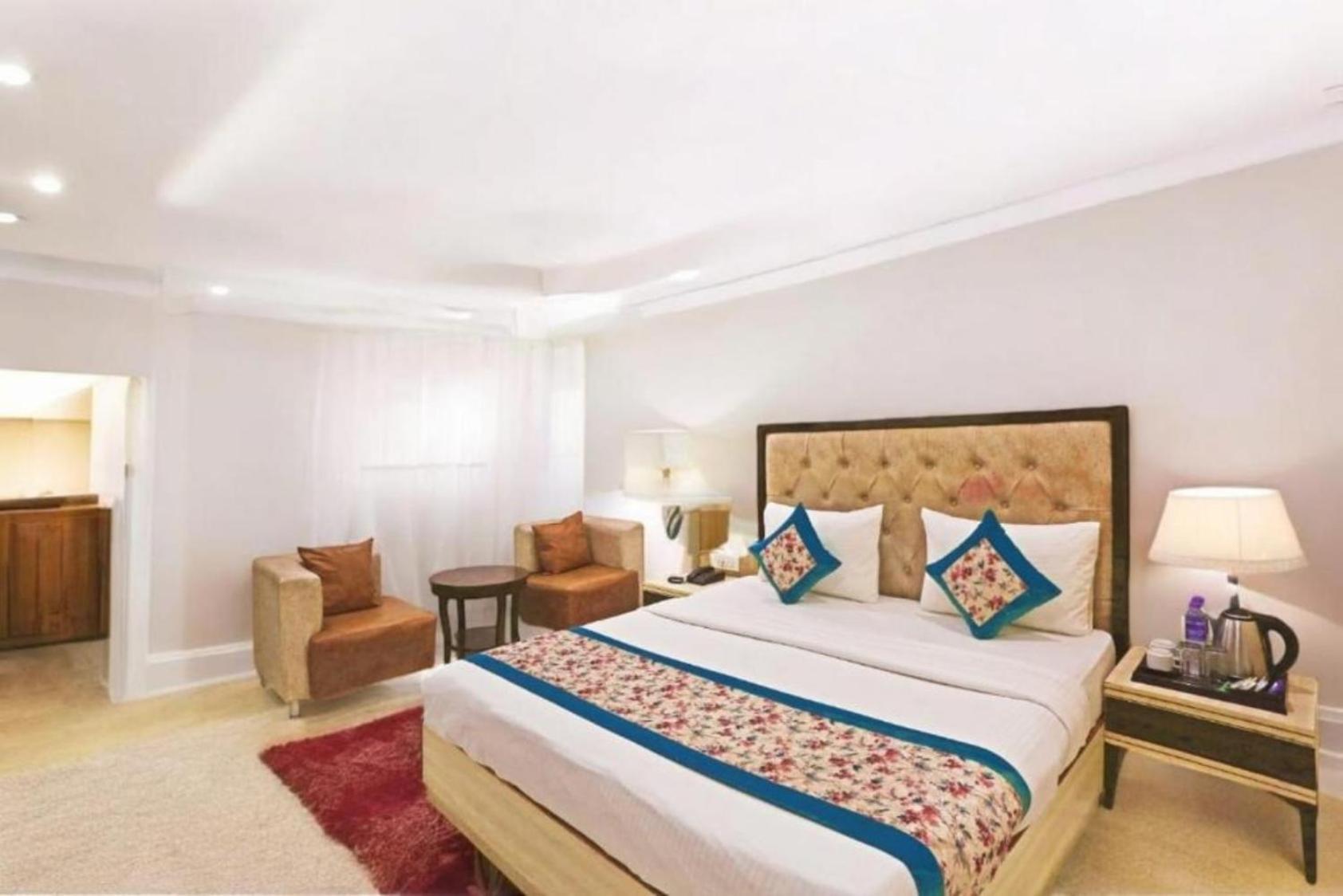 Almora Delhi International Airport With - Free Airport Drop 3*