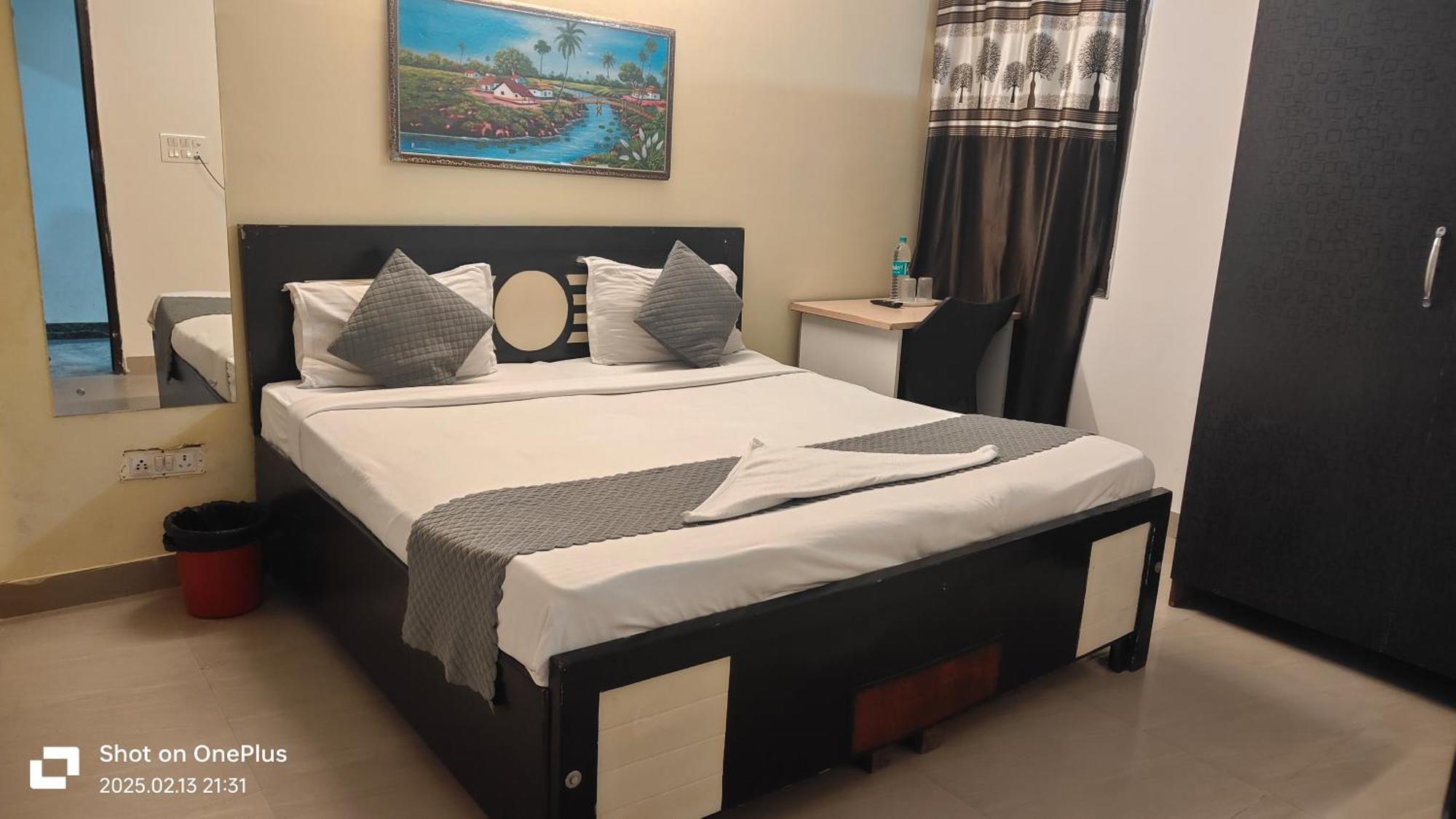 Hotel Super Hotel Royal Inn Satya Niketan - Couple Friendly *