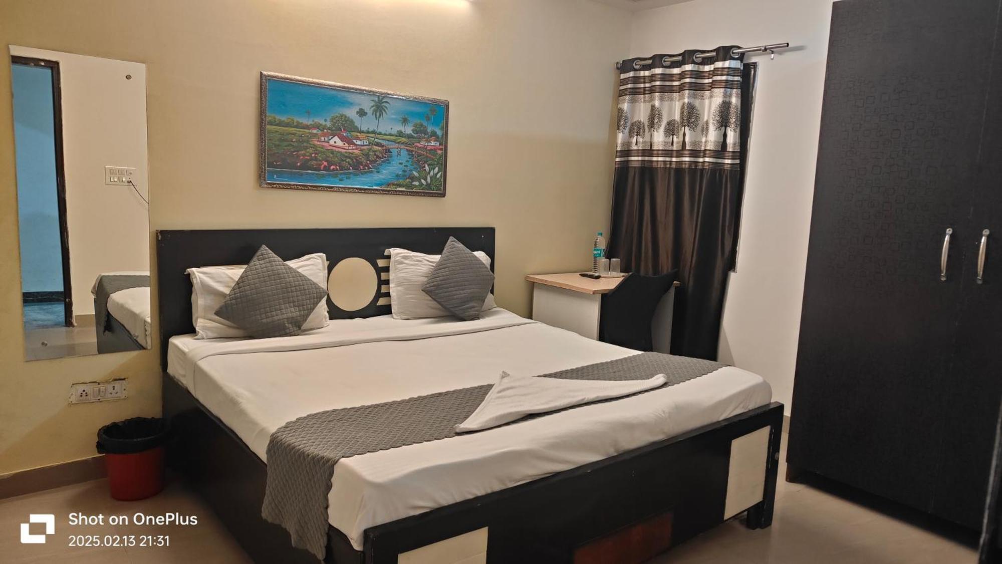 Super Hotel Royal Inn Satya Niketan - Couple Friendly *