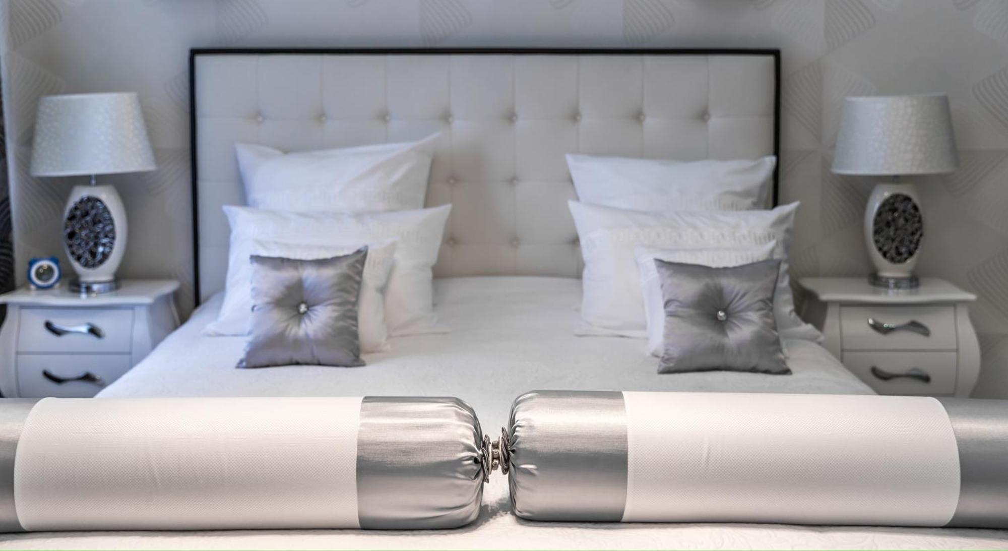 Hotel Qubic Villa Delhi Airport Hotel