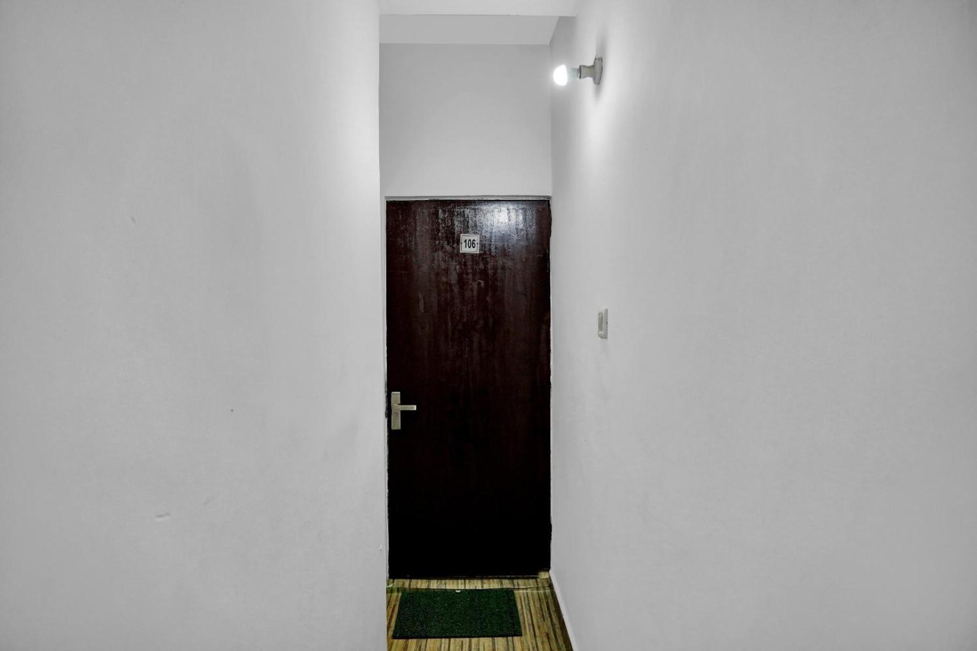 Hotel Collection O Jps Near Pvr Vikaspuri