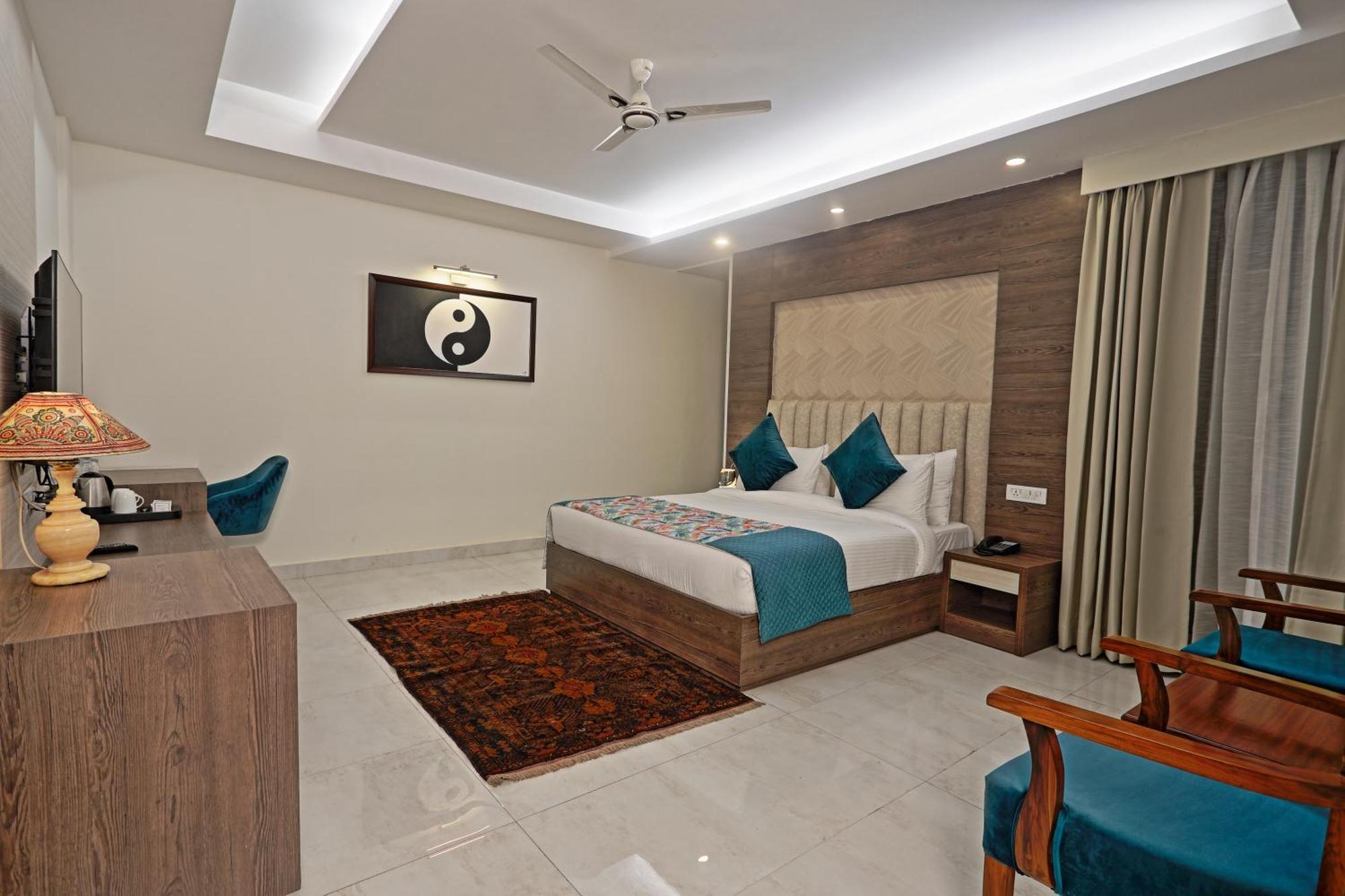 Cardinal Express Oxmo Igi Airport Delhi Hotel 4*