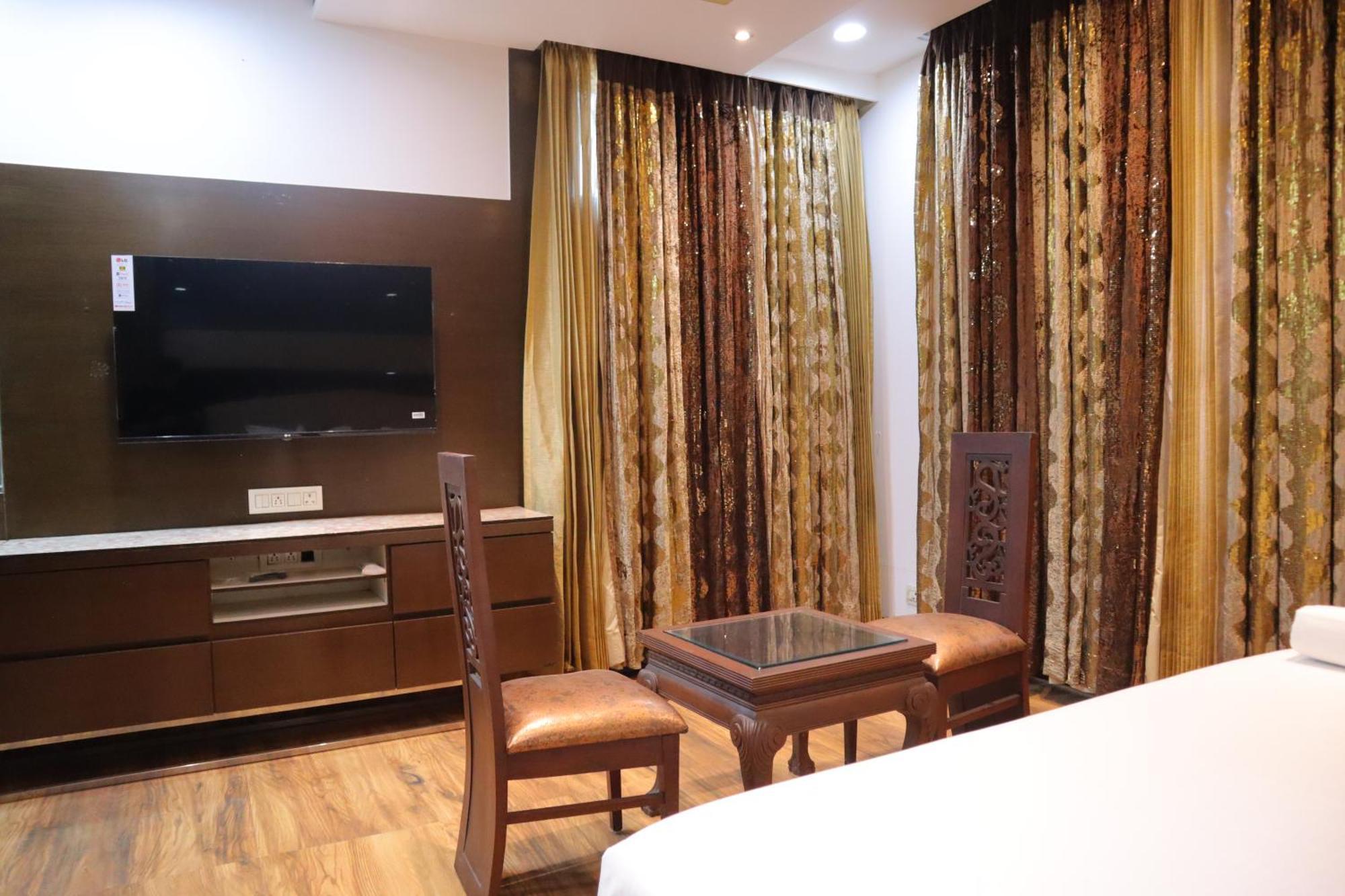 The Royal * Delhi (National Capital Territory of India)