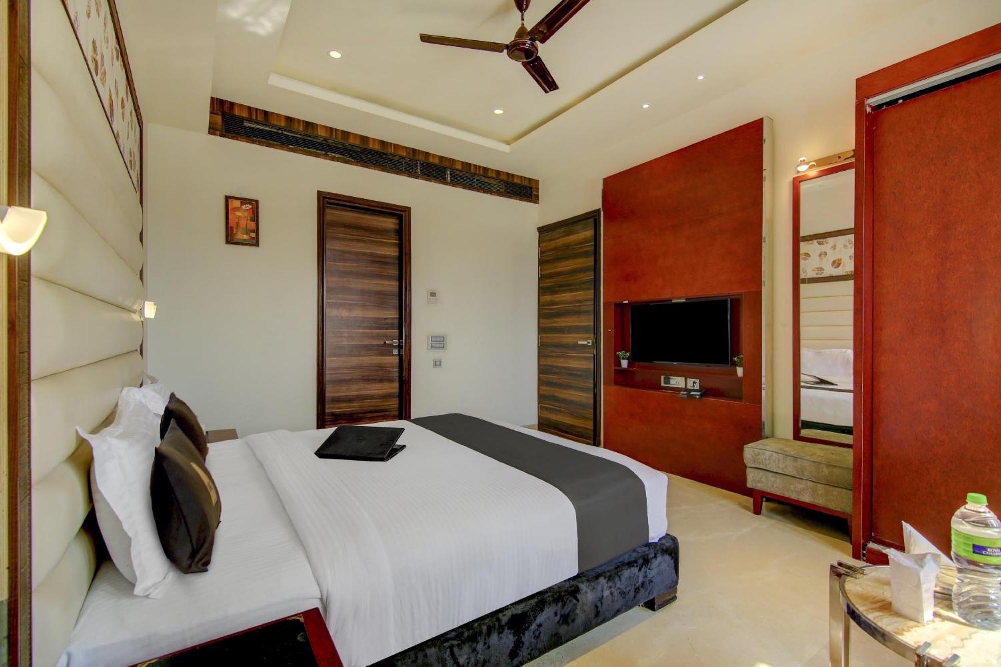 Super Townhouse Oak C Pearls Delhi (National Capital Territory of India)