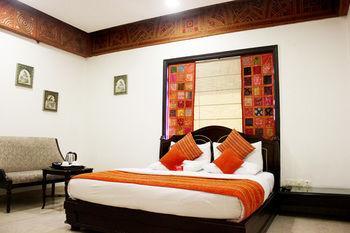 Oyo Premium Rajouri Garden Janta Market Hotel