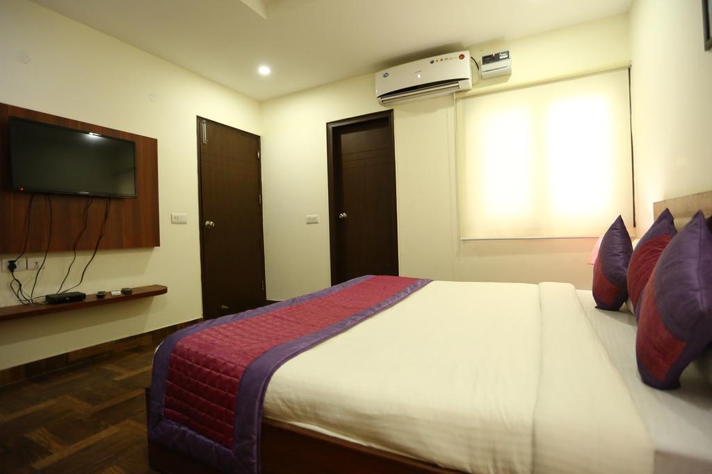 Hotel Clayton Near Igi Airport Delhi 3*