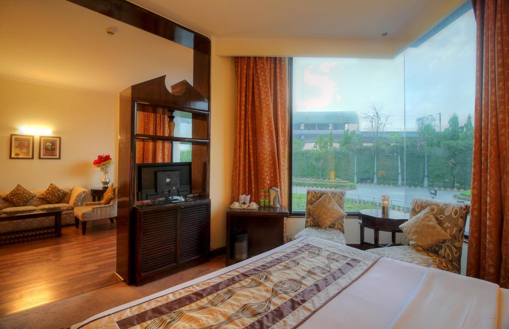 Hotel The Claremont & Convention Centre 3*