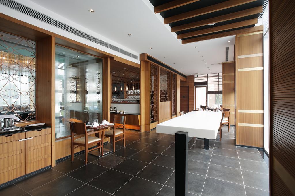 Oodles Hotel 4*