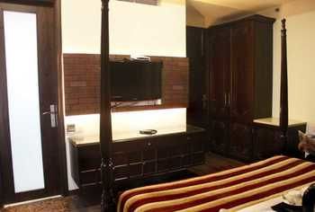 Oyo Premium Rajouri Garden Janta Market Hotel New Delhi