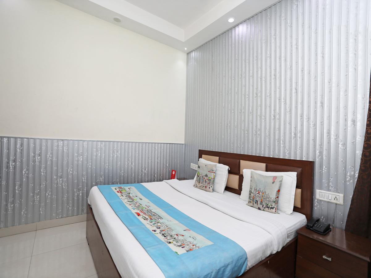 Hotel Oyo 4882 Golden Park New Delhi