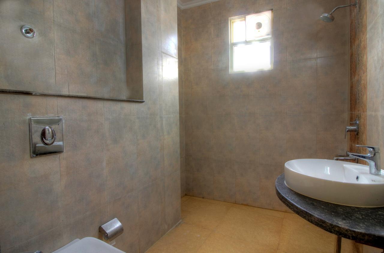 Hotel Almati - Near Delhi Airport 3*