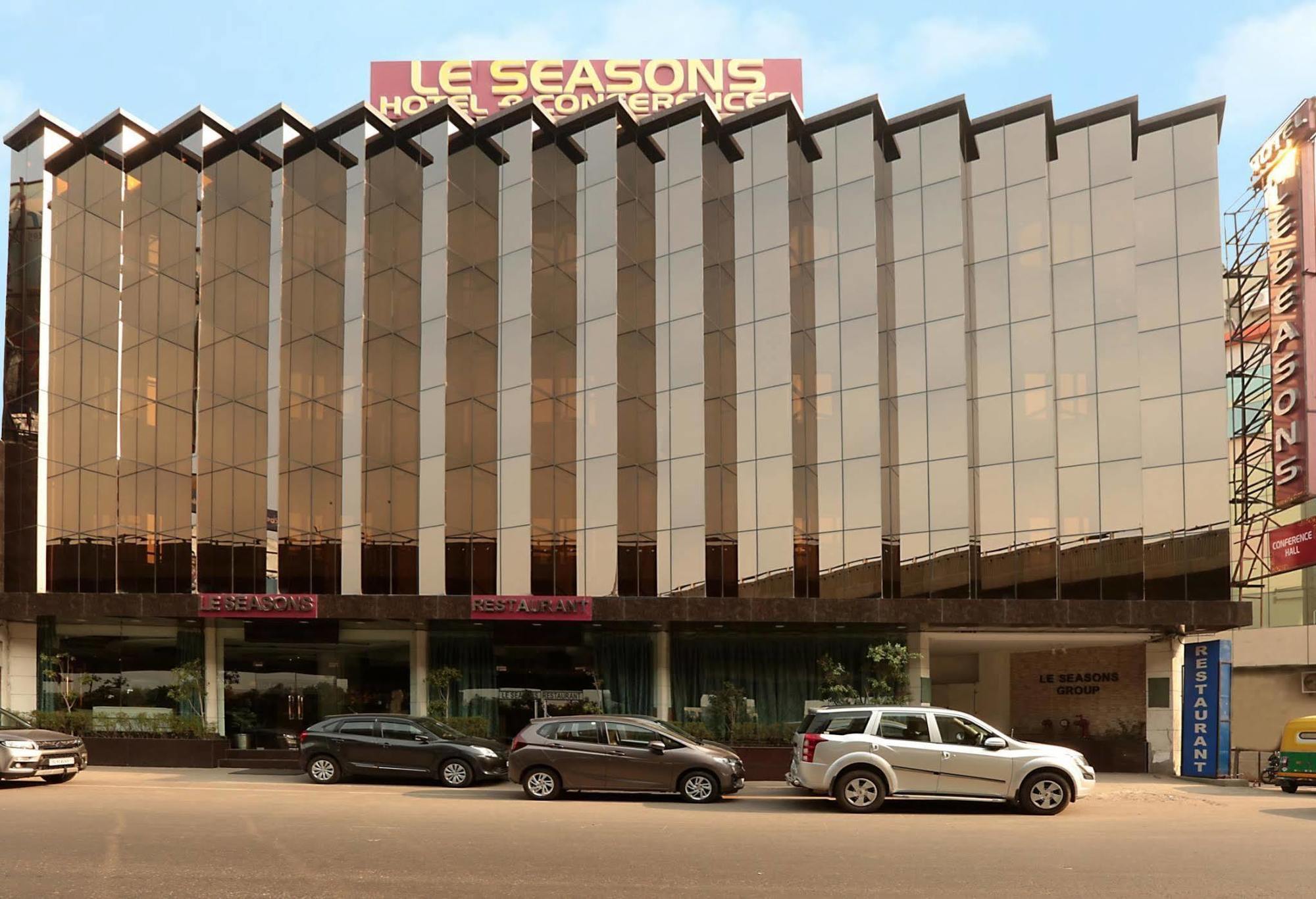Airport Le Seasons Hotel Nova Deli