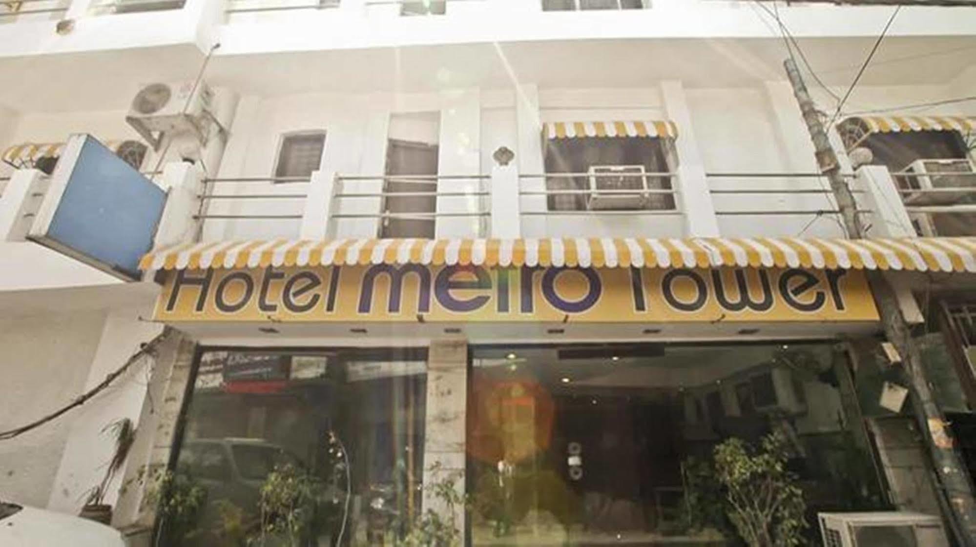 Oyo Metro Tower Near Ambience Mall Hotel 3*
