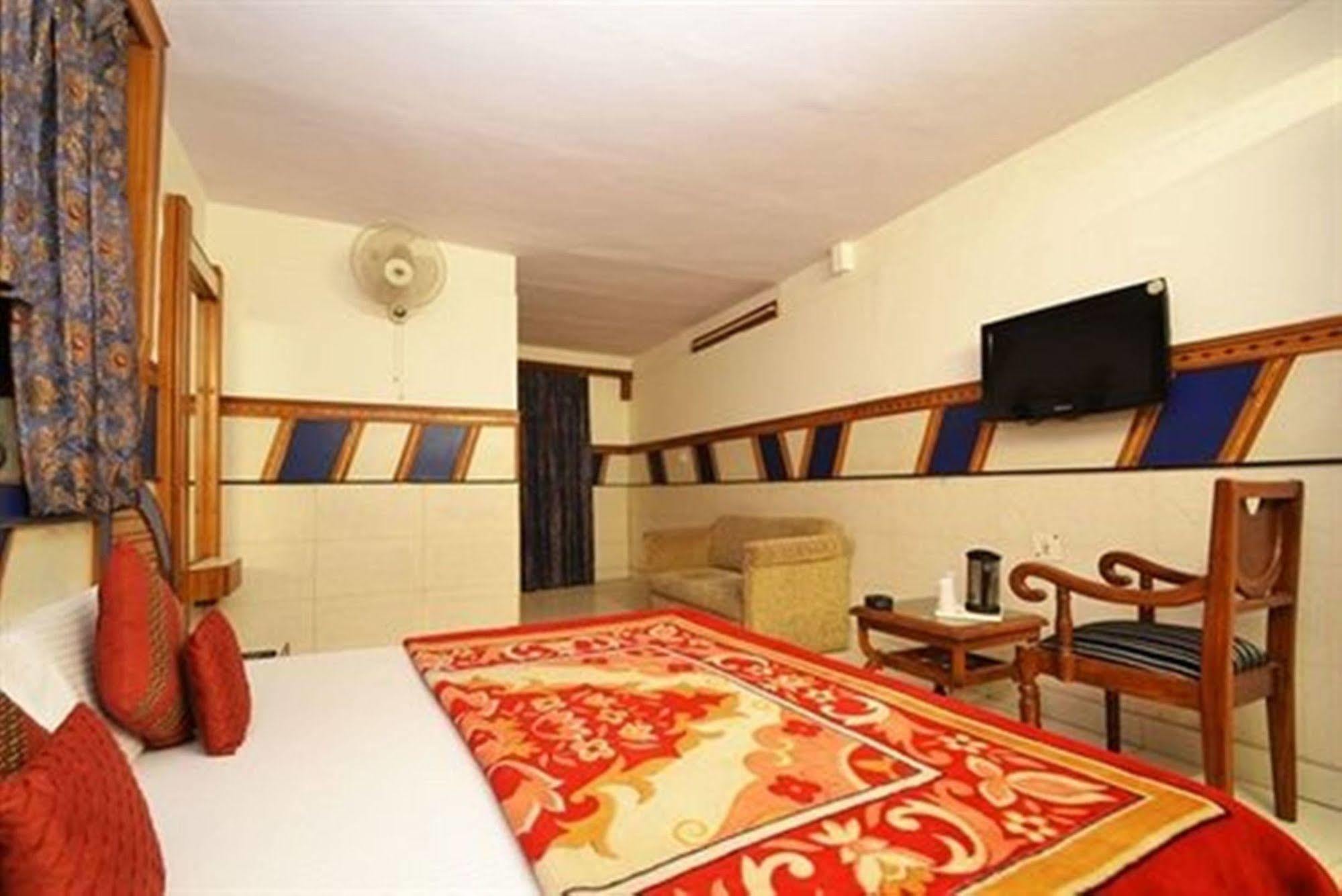 Anoop 2* New Delhi